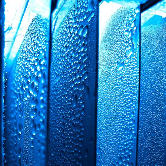 Acraea 2.0 Running with removed sidewall. Heating plate on left corner of the photograph. Drops are growing from the condensation of pure steam.