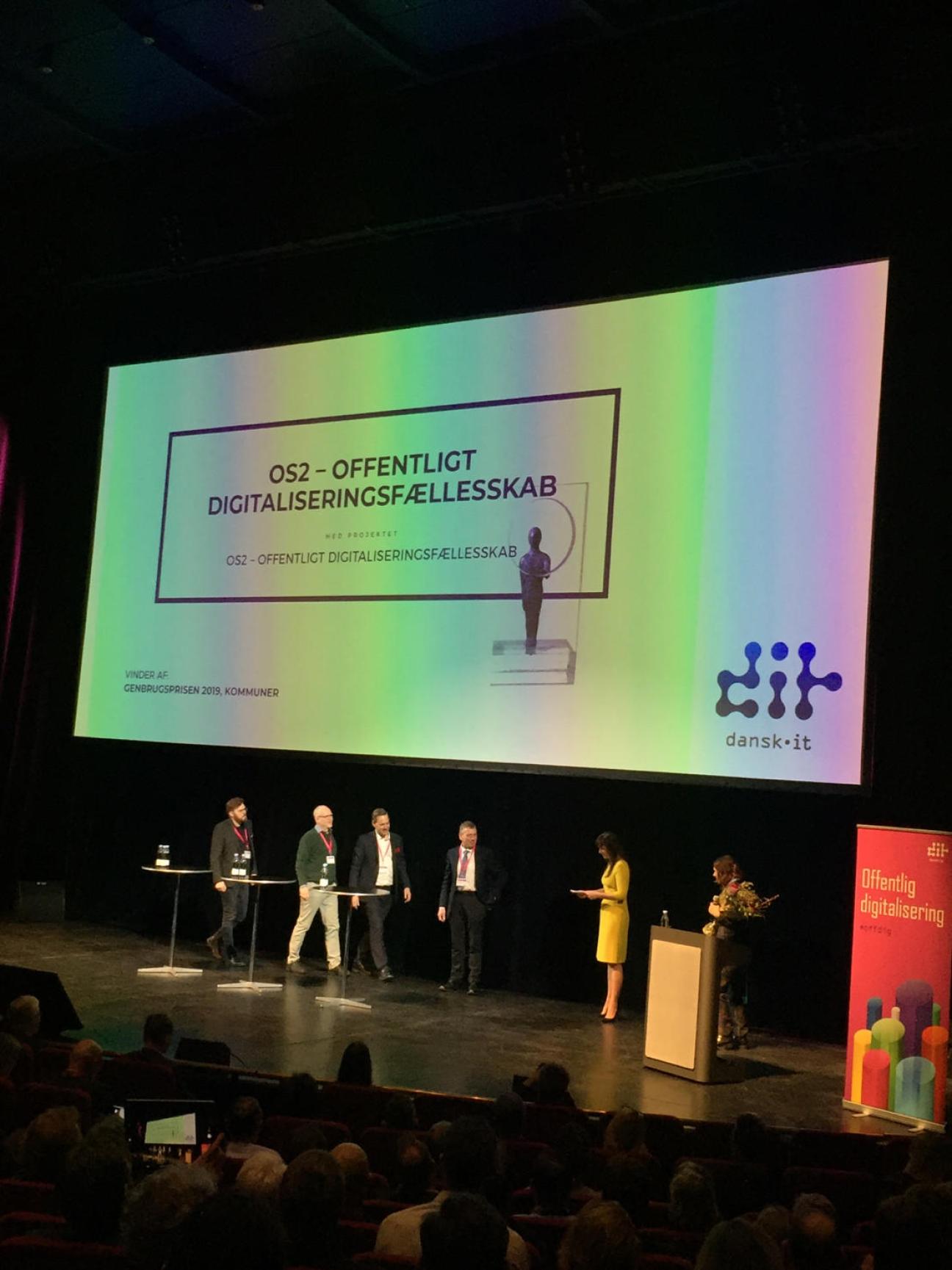 Denmark’s Minister for Public Sector Innovation Sophie Løhde hands out the Genbrugsprisen to OS2 members. (Photo: Ghita Thiesen)