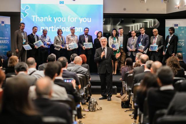 Mário Campolarg (center), Deputy Director General for the Directorate General of Informatics (DIGIT) of the European Commission, with the winners of the Sharing & Reuse Award